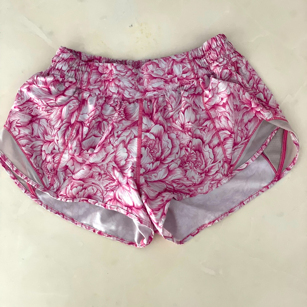 Lululemon Hotty Hot Short Low Rise 2.5” length Size 6
